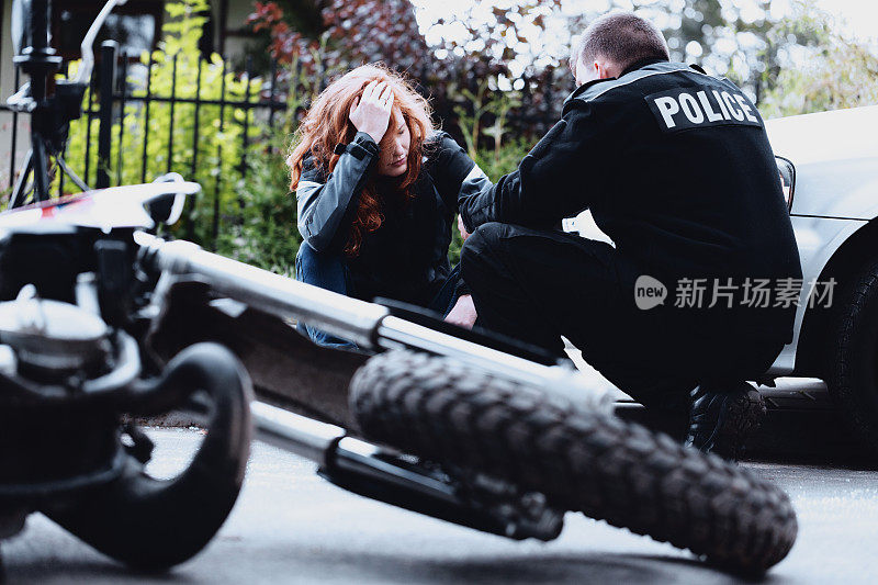 警察正在审问摩托车司机