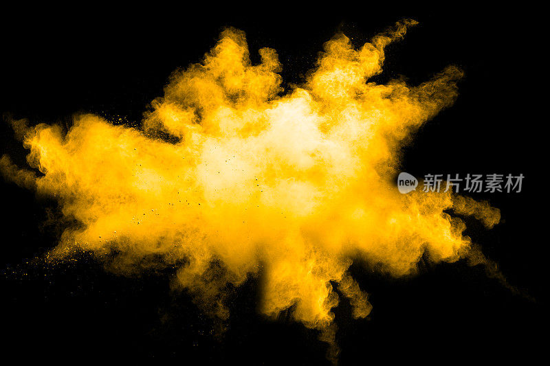 深黄色粉末爆炸云孤立在白色背景上。背景上的黄色尘埃粒子飞溅的特写。