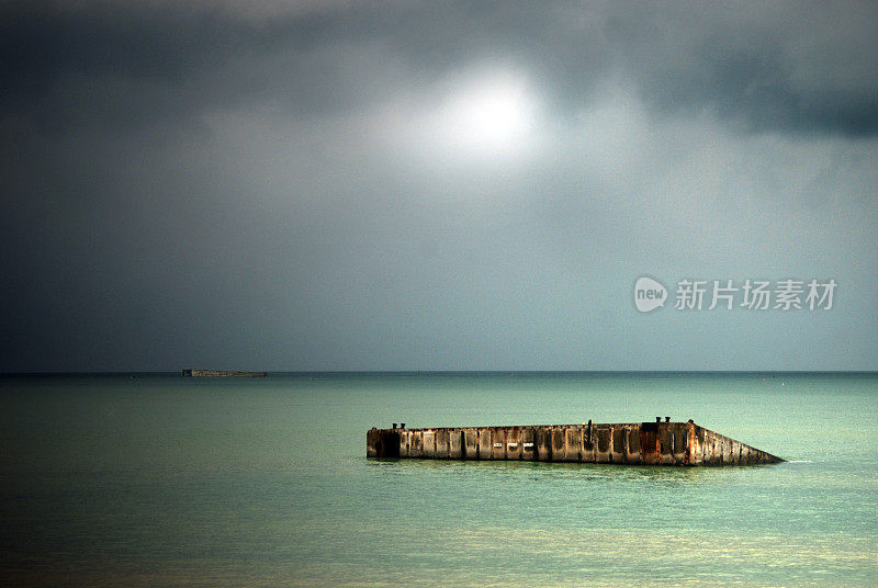 法国Arromanches-les-Bains附近，诺曼底登陆期间使用的桑树港遗迹