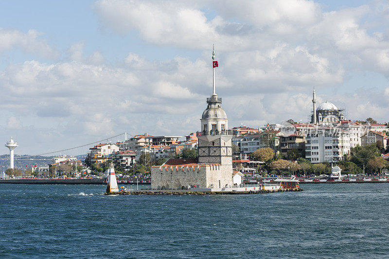 土耳其伊斯坦布尔博斯普鲁斯海峡中部的历史少女塔