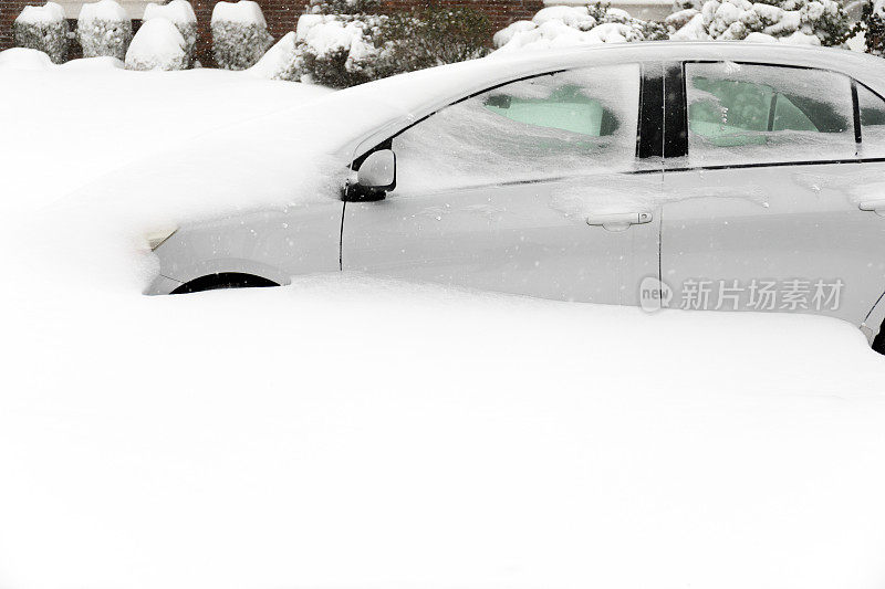 被雪覆盖的汽车