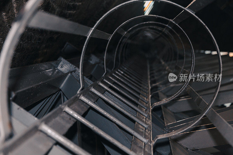 进入隧道或地堡的金属梯子