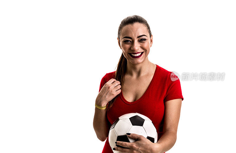 穿着红色制服的女足球运动员被隔离在白色背景上