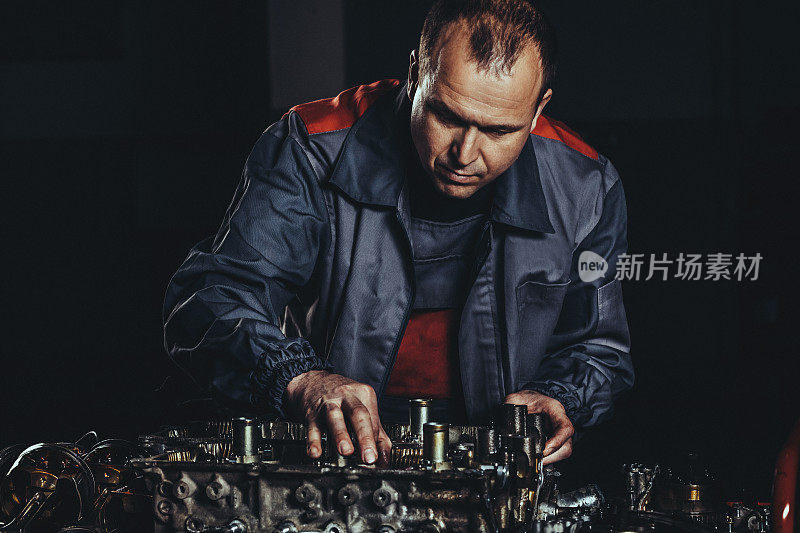 在汽车修理厂修理V8发动机