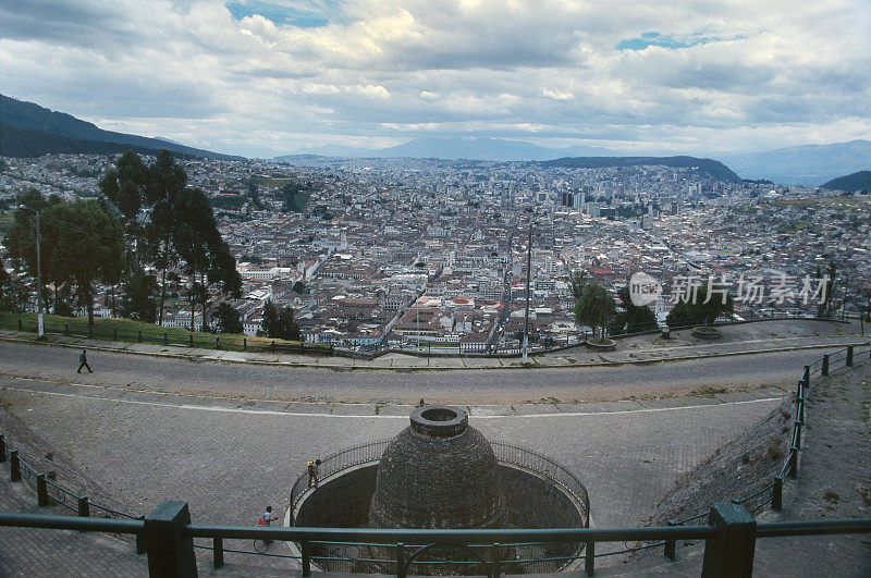 厄瓜多尔首都基多市中心历史悠久的摩天大楼从帕内西洛山上耸立