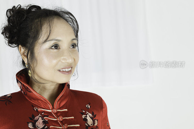 穿着红色旗袍的中国妇女