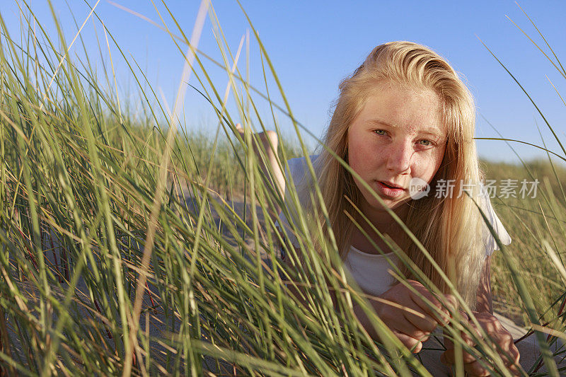 沙丘上一个少女的肖像