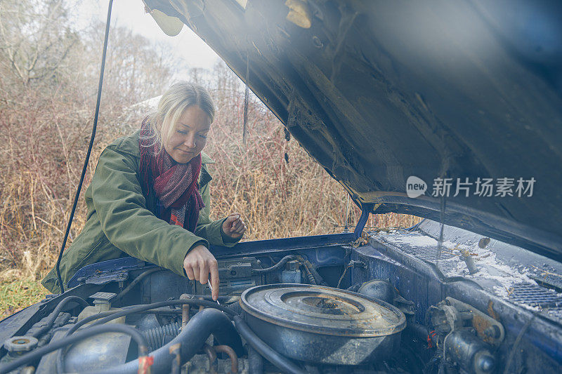 年轻女子试图自己发动汽车