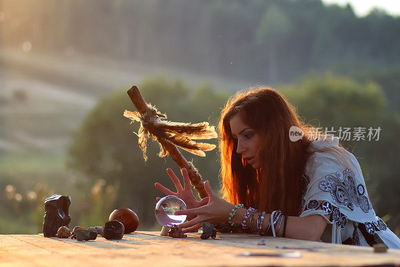 日落时分拿着水晶球的女巫