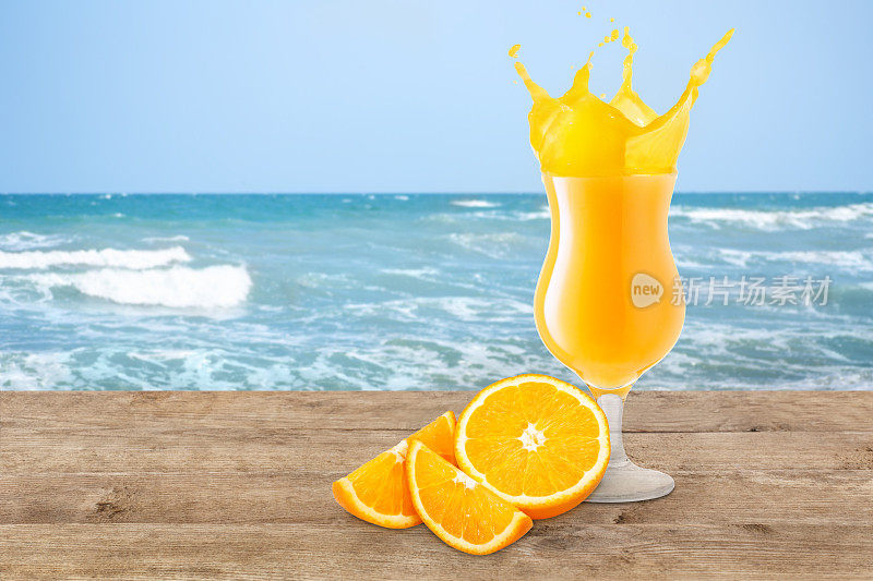 橙汁放在沙滩桌上
