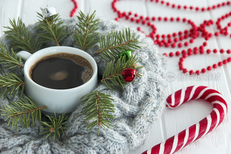 白色杯与热咖啡装饰圣诞树