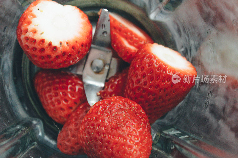 搅拌机里的草莓