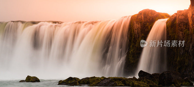 冰岛北部落日时分的瀑布
