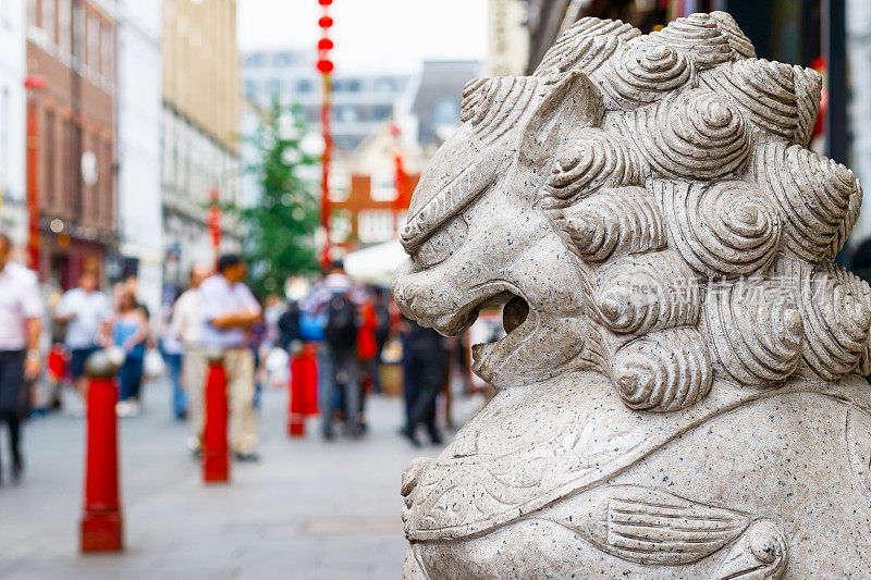拥挤的伦敦唐人街里的守护狮子雕像