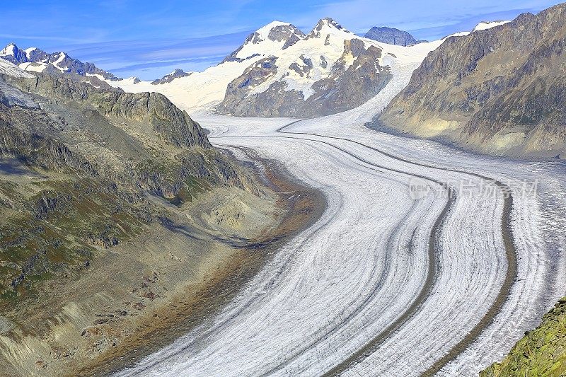 极端地形景观:在地平线上，从女峰山脉的田园诗般的阿莱奇冰川冰碛和冰裂缝山谷，戏剧性的瑞士雪山，田园诗般的乡村，伯尔尼斯高地，瑞士阿尔卑斯山
