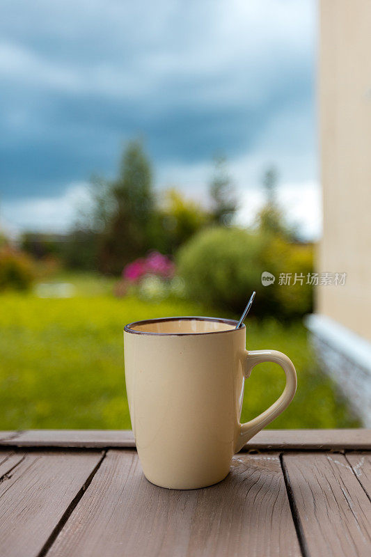 在木窗台上喝杯茶或咖啡