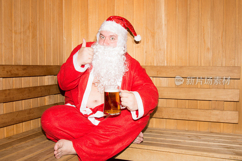 有趣的圣诞老人在芬兰的桑拿房。