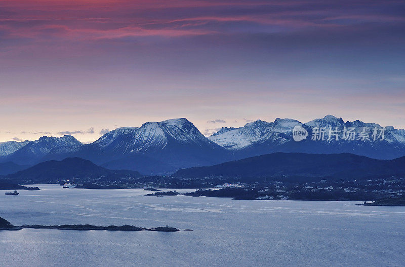 在挪威的奥勒松，令人惊叹的冬日日出