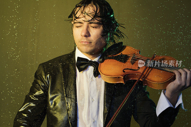闭着眼睛拉小提琴在雨里