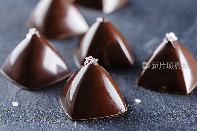 奢华的金字塔形巧克力糖果