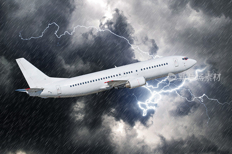 一架白色客机在暴风雨中起飞，天气恶劣