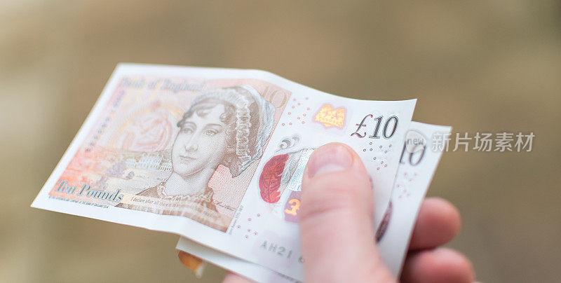持有2017年新英镑10英镑纸币的英国货币