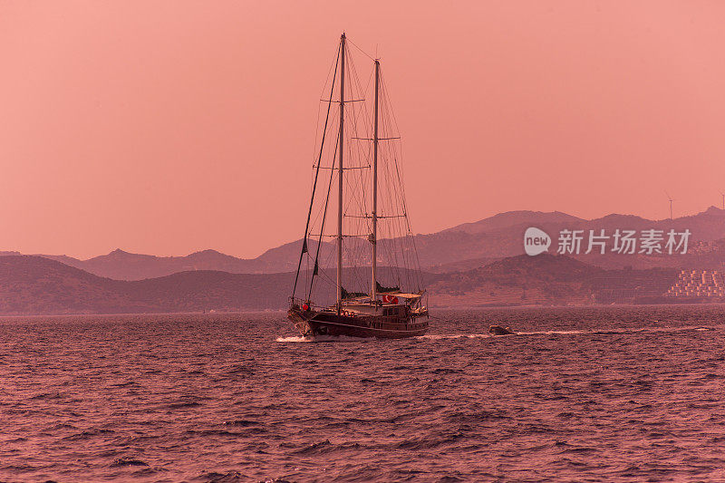 在土耳其穆格拉的波德鲁姆湾，传统的帆船在蓝色之旅中航行