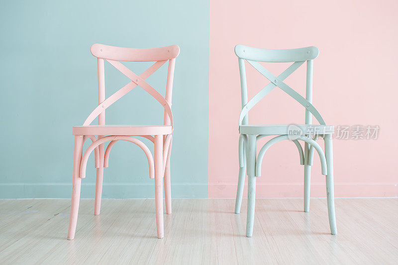 复古木椅漆成两种色调