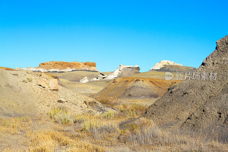 比斯提荒地，俄勒冈州:岩层，丘陵，蓝天背景