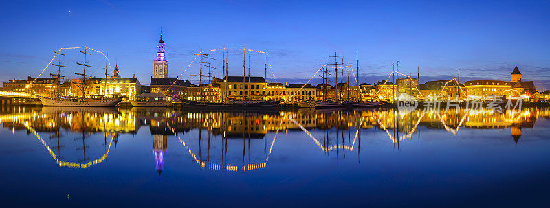 在IJssel河的Kampen的天际线的夜景