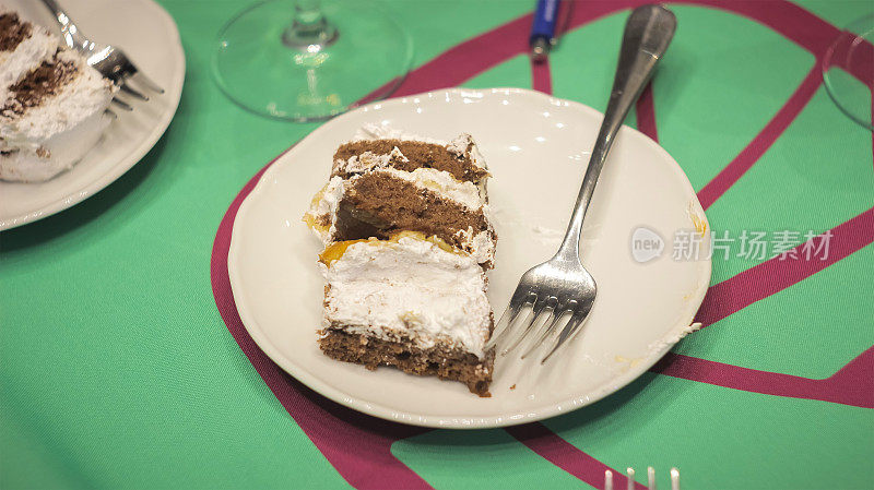 叉子和蛋糕屑放在盘子里，