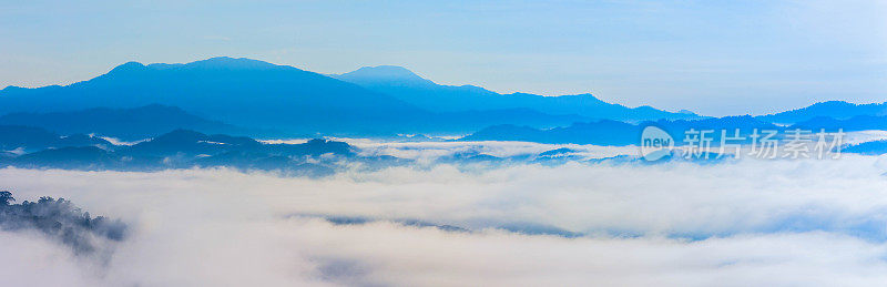 山顶上云雾缭绕的全景