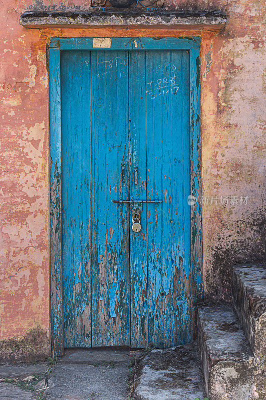 印度古老的木制紧闭的门