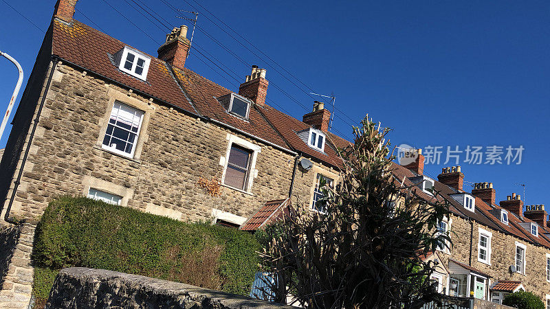 英国萨默塞特的弗罗姆集镇，历史悠久的石头小屋，带有瓦片屋顶的排屋，屋顶窗