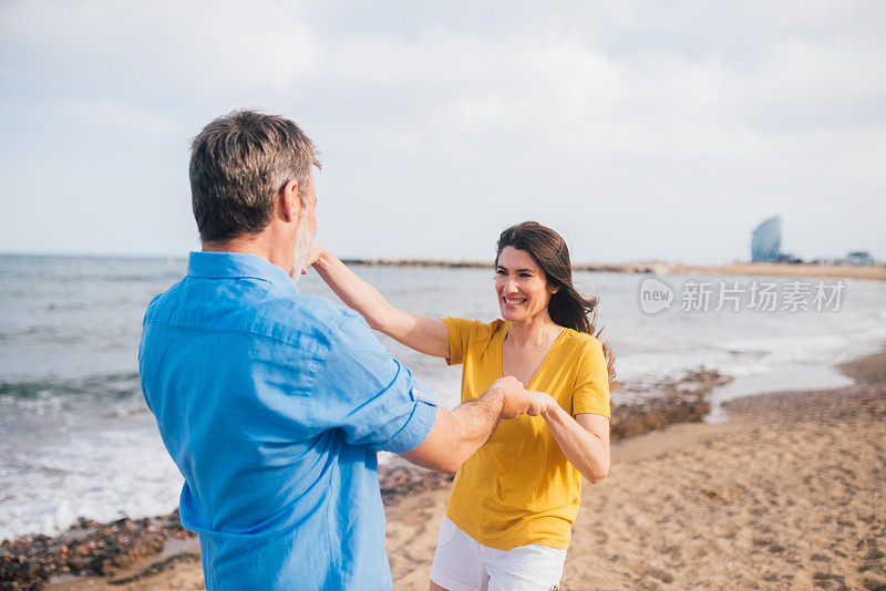 幸福的夫妻手牵着手