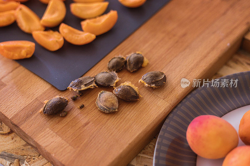 杏馨香果挞准备，切菜板上的新鲜杏，特写