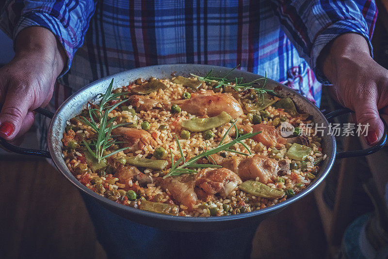 鸡肉海鲜饭配青豆，豌豆和辣椒