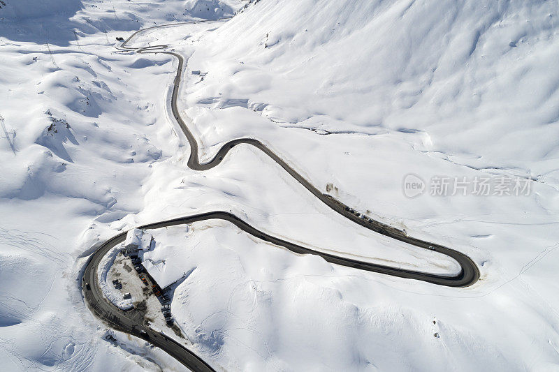 蜿蜒，冬季的山路，鸟瞰图