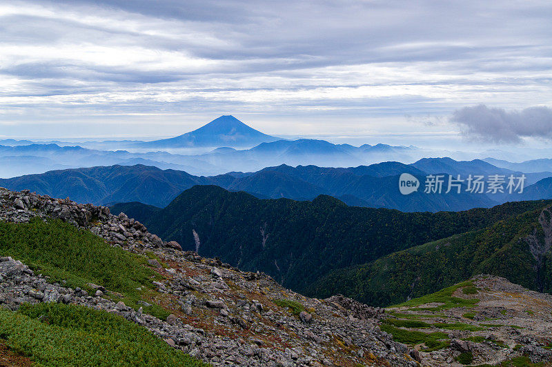 从日本山梨县的南阿尔卑斯山看富士山