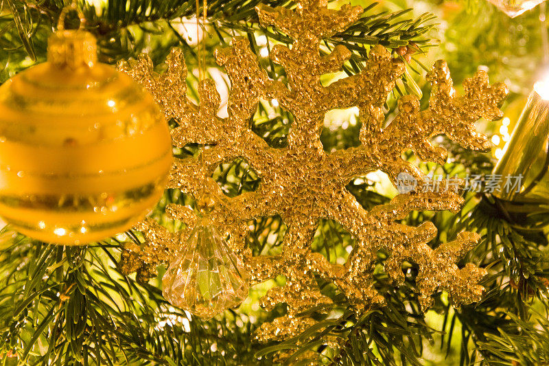 金色雪花在圣诞树上