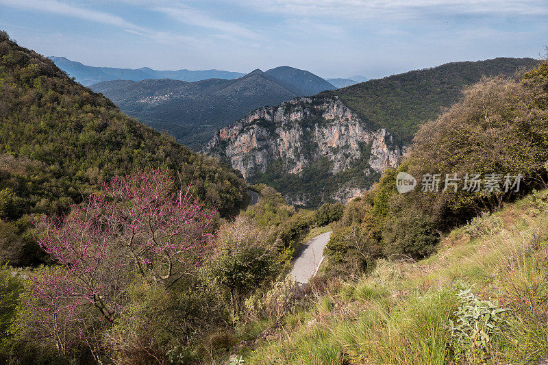 路易斯峡谷(峡谷)，伯罗奔尼撒，希腊。从通往峡谷的路上看