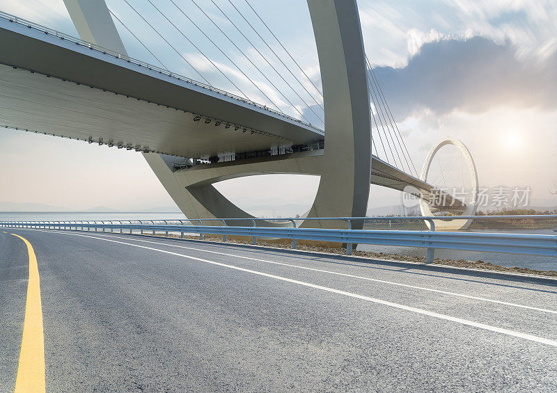 空旷的道路与城市景观在现代城市，在南京，中国