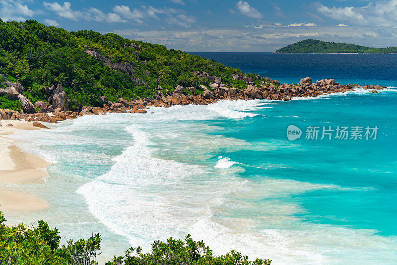 海浪到达热带岛屿海岸