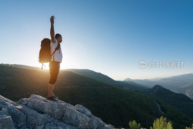 登山者从山顶欣赏风景