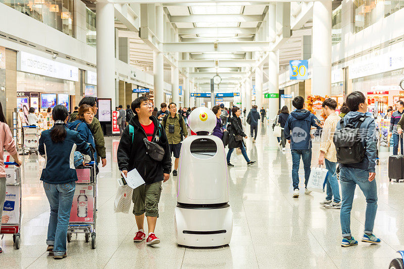 首尔仁川国际机场的信息机器人，这是服务首尔首都地区的主要机场，也是世界上最大和最繁忙的机场之一