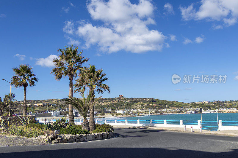 环岛公路交叉口上有棕榈树的小旅游度假村