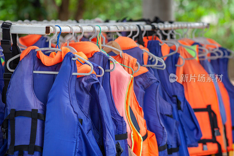色彩鲜艳的救生衣是挂在晾衣绳上的安全设备。