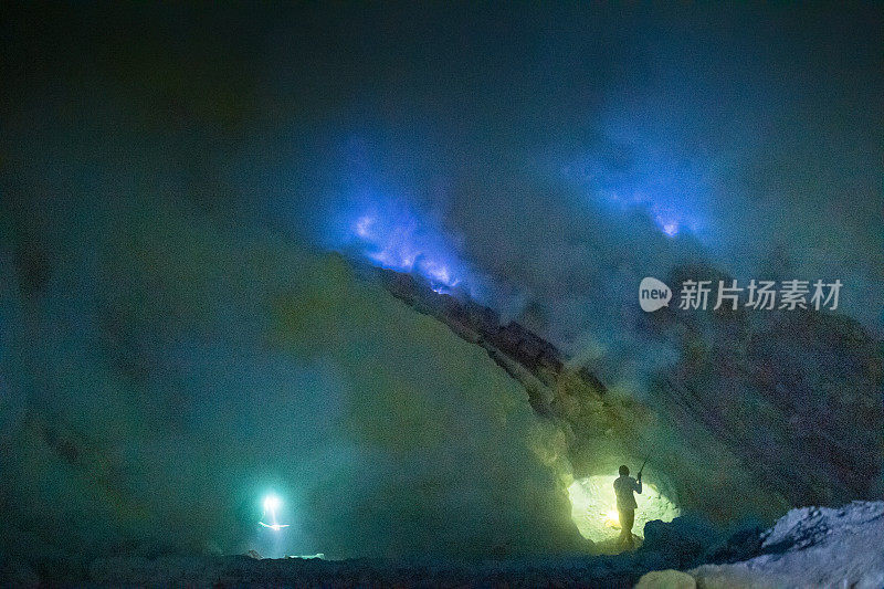 硫磺湖和冒烟的矿山山早上在卡瓦伊真火山印度尼西亚东爪哇与银河夜空的背景