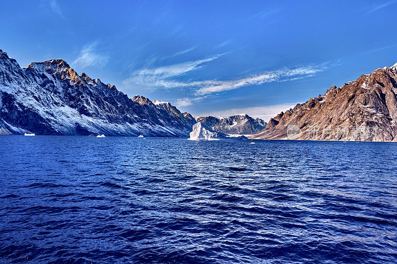 冰山漂浮在格陵兰峡湾