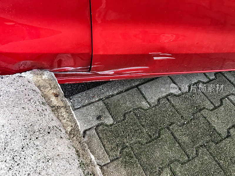 一辆新车的门被刮花了